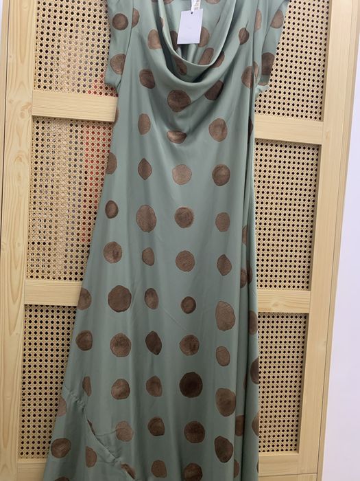 Vestido verde com bolinhas castanhas