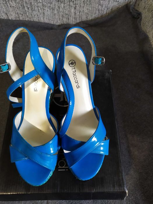 Продам босоніжки на платформі р.37.