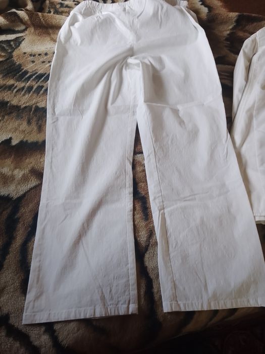 Стільний жіночий брючний комтюм