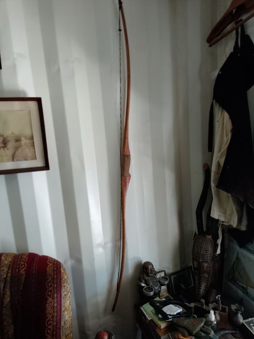Arco recurvo feito à mão.