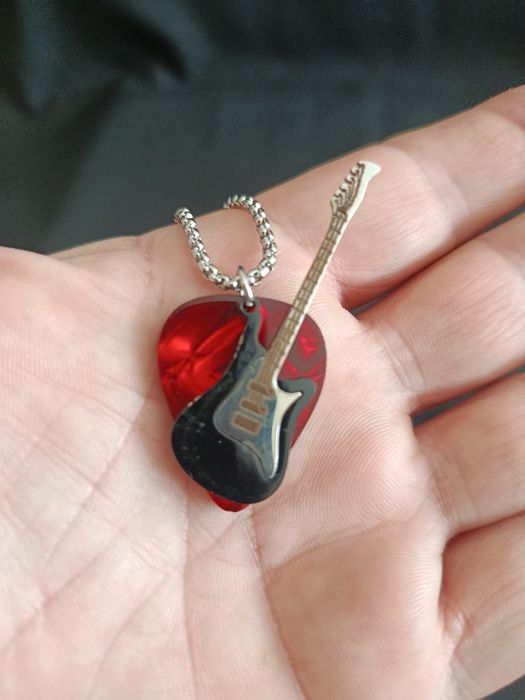 Colar com Pendente de Palheta e de Guitarra