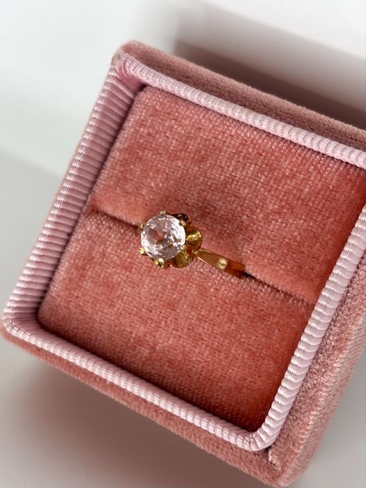 Złoty pierścionek z różowym kamieniem