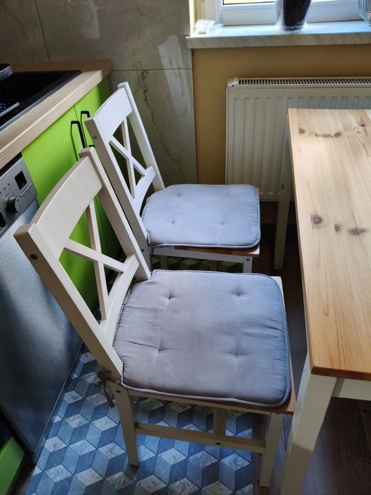 Stół z 4 krzesłami