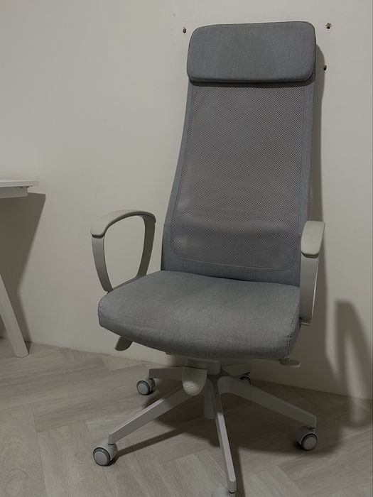 Krzesło biurowe Markus IKEA, Vissle jasnoszare