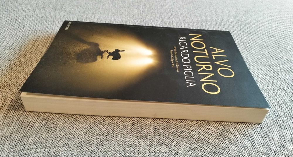 Livro "Alvo noturno" de Ricardo Piglia