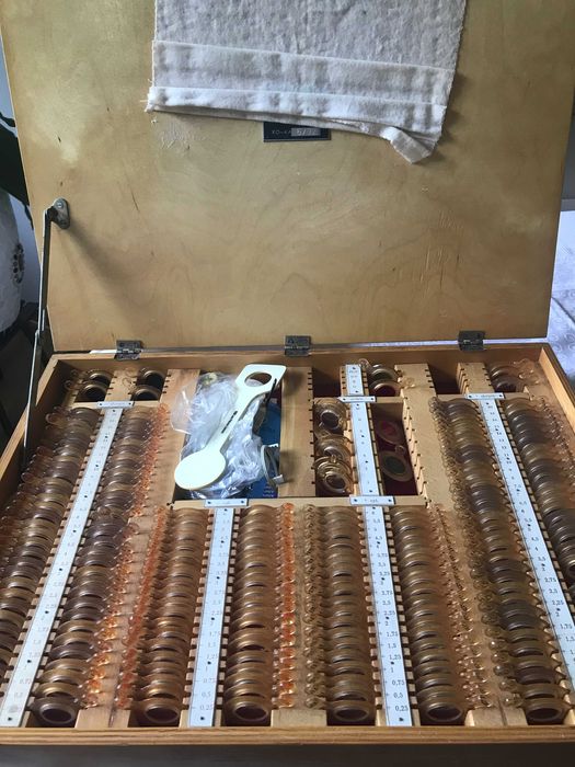 Kompletna kaseta do doboru okularów z soczewkami.