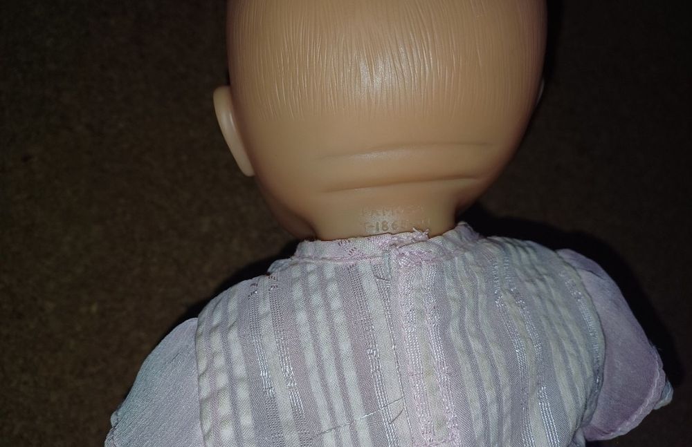 Boneca com roupas e acessórios