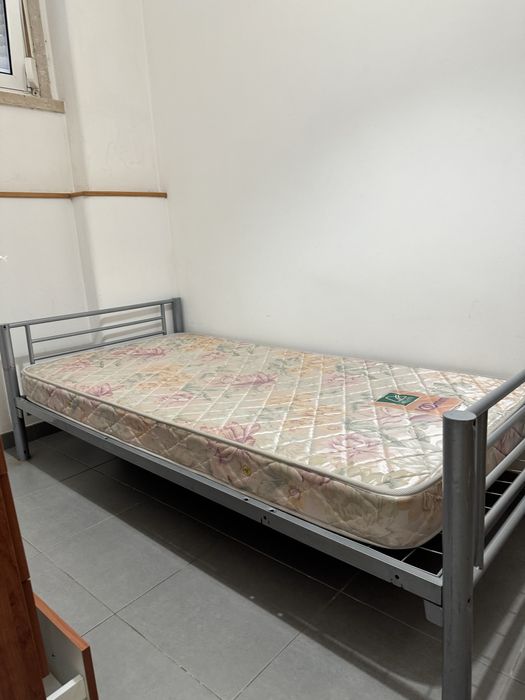Vendo estrado mais colçhão de mola de solteiro