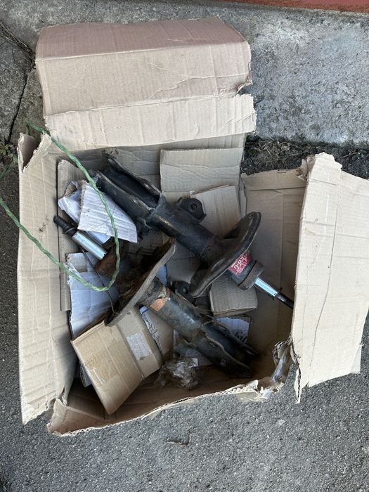 Аморизатор передній Toyota Auris Corolla 2006-2013 E140/150 стойки