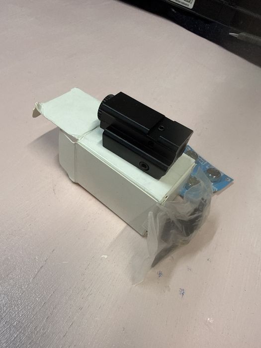 Laserowy przyrzad celowniczy , Laser