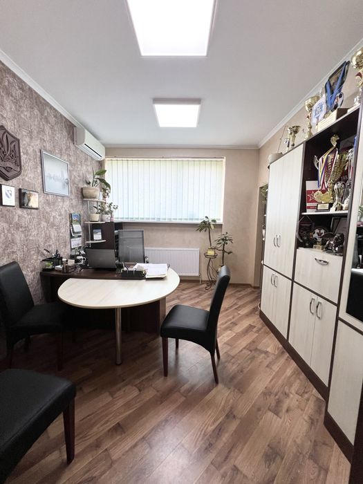 Продаж! Діючий офісний будинок 863м2 з ремонтом + земля 11.6 сот