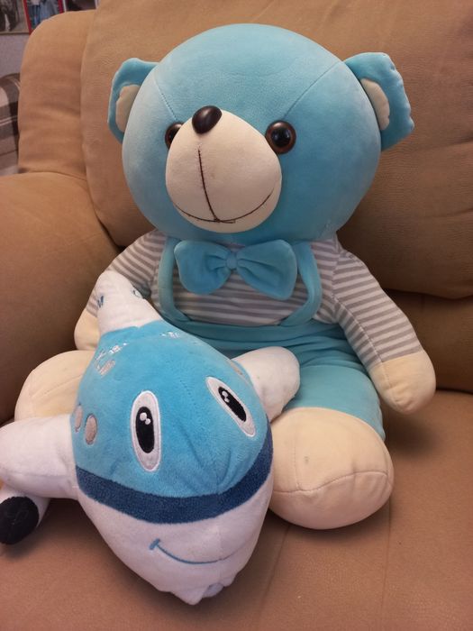 Дві велики м'які іграшки.