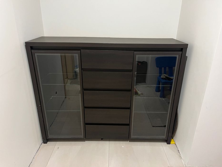 Komoda z szklanymi drzwiami nowoczesna