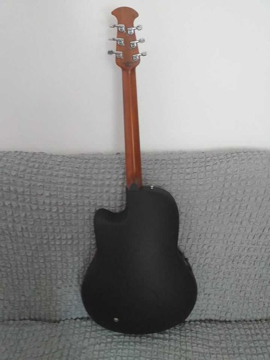 Guitarra OVATION 6 cordas e estojo próprio Gator completamente nova.