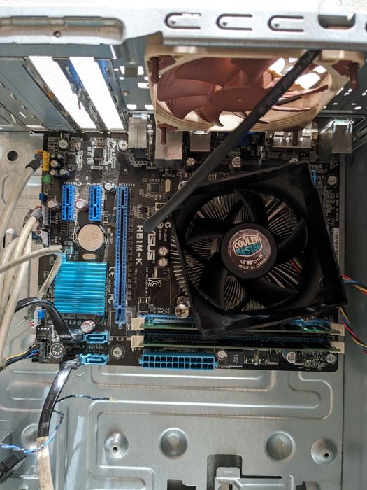 Caixa de computador com vários componentes