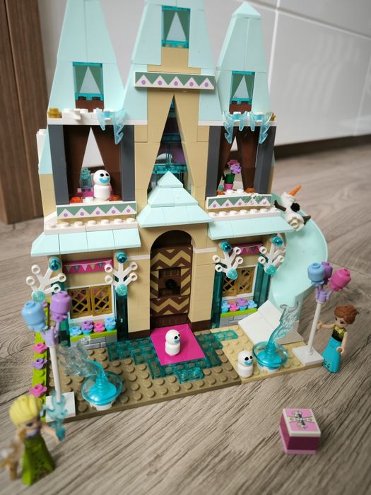 Zestaw LEGO 41068 Frozen z Olafem Arendelle Castle Celebration