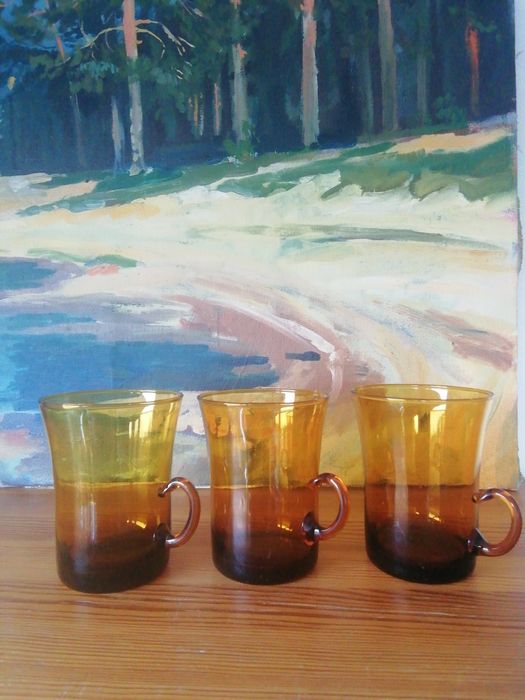 3 szklanki z uszkami, miodowe szkło