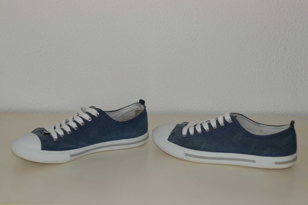 Sapatilhas PRADA em camurça na cor azul-marinho