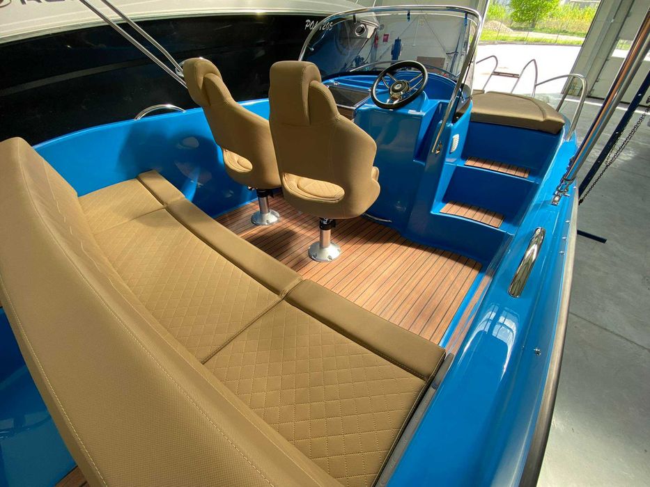 M560 Sundeck łódź motorowa nowa, cała niebieska, bogate