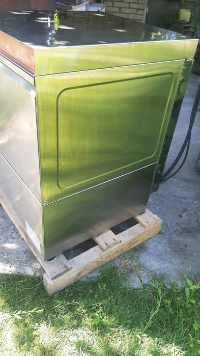 Профессиональная посудомоечная машина