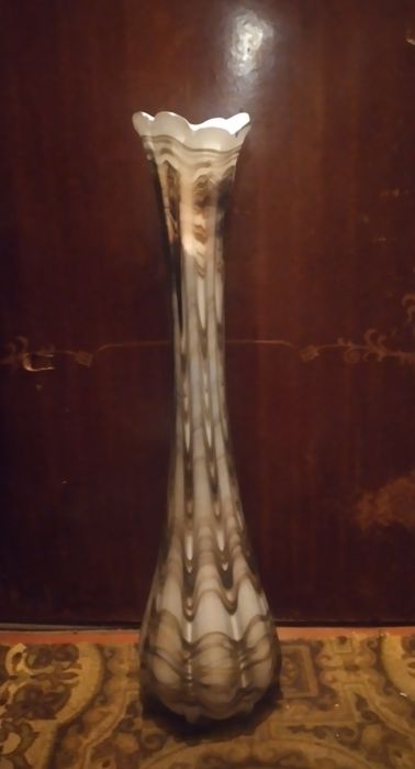 Скляна підлогова ваза