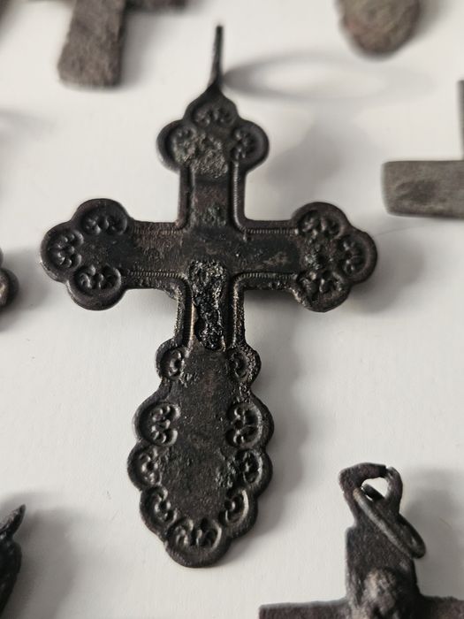 Крестики  разных периодов.