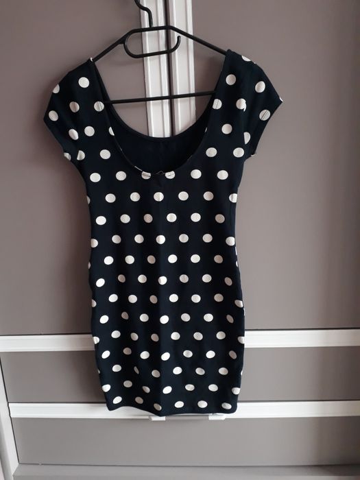 Czarna krótka sukienka w białe grochy kropki mini miniówka mała czarna