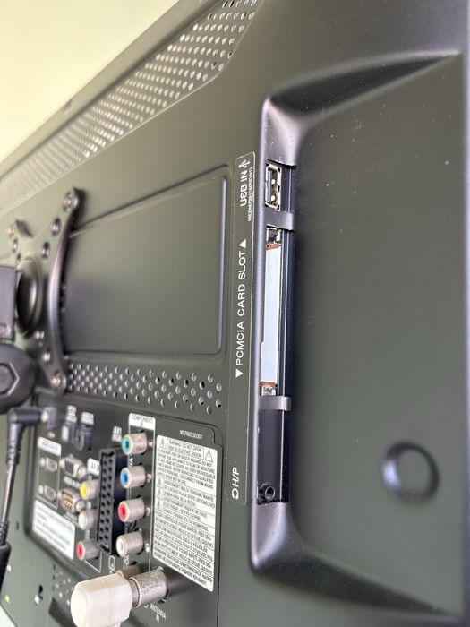 TV LG 22’ com suportes para móvel e parede