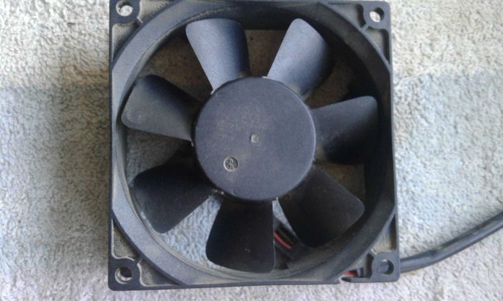 куллер для  компьютера - охладитель  вентилятор