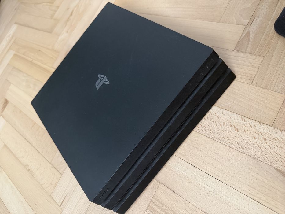 playstation 4 pro 1TB 2 gamepady