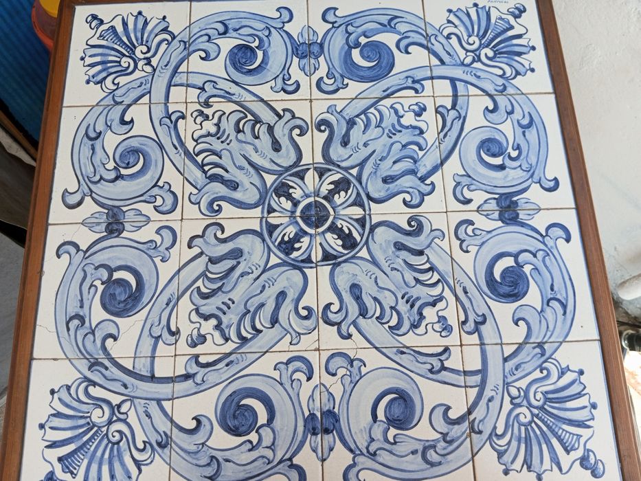 Mesa de Centro em Madeira Maciça com Painel Original de Azulejos Pintados à Mão – Eduardo Leite | Viúva Lamego