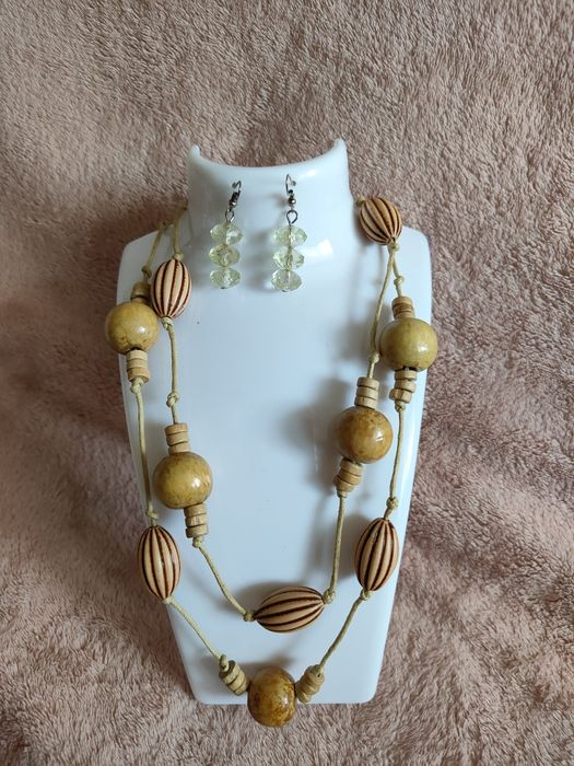 Zestaw biżuterii damskiej z kolczykami.