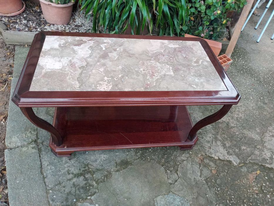 Mesinha de sala em madeira macissa e pedra marmore