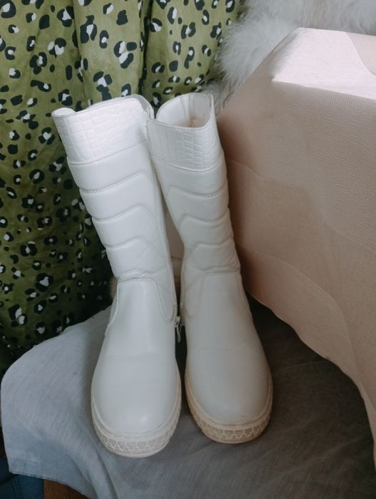 Сапожки белые зимние на меху кожаные очень удобные.