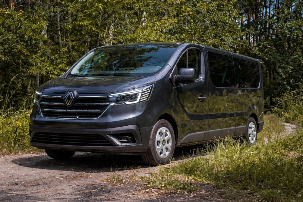 Renault Trafic – wynajem busa 9-osobowego