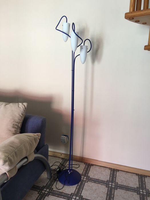 Lampa stojąca podłogowa w kolorze niebieskim z białymi kloszami