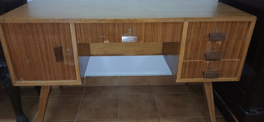 Mesa de madeira antiga