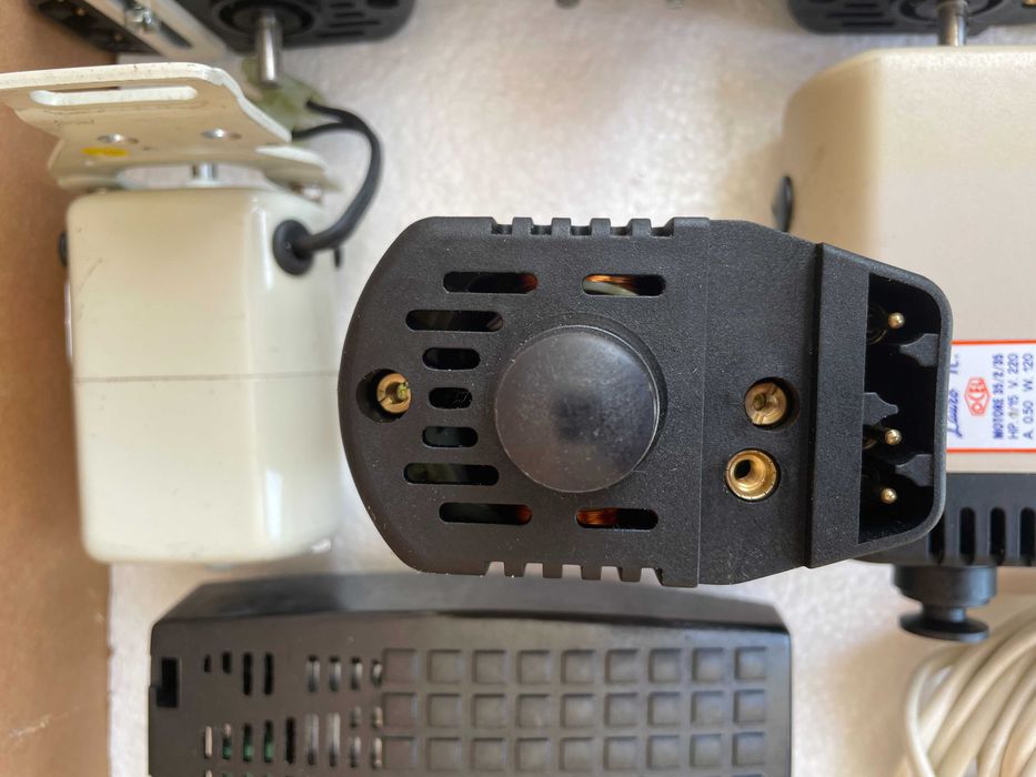 Motores de maquinas de costura domesticas e pedais de controlo