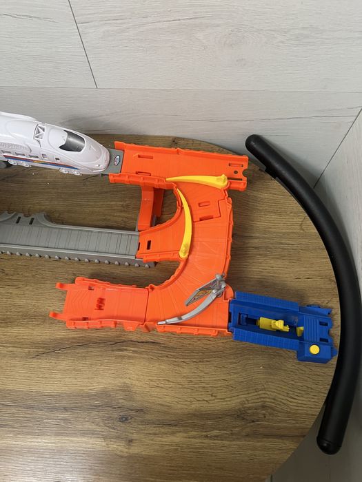 Набір Hot Wheels City "Гонки на залізниці"