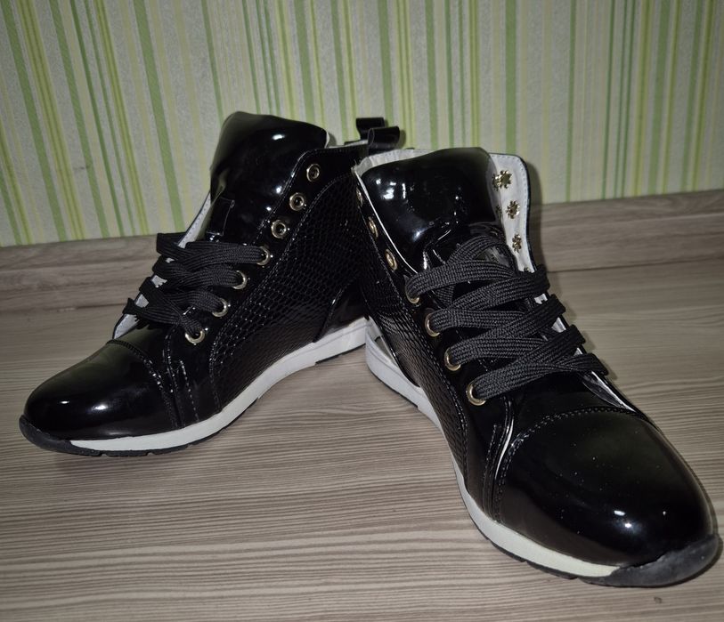 Демісезонні кросівки 37 розмір