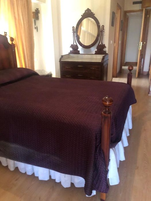 Cama de casal e duas.mesas de cabeceira em cerejeira maciça.