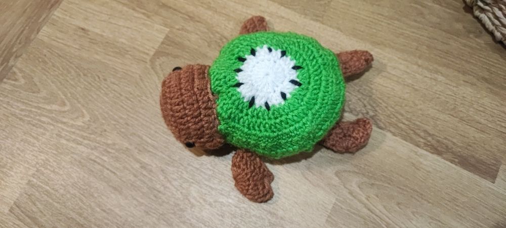 Ręcznie robiony żółwik na szydełku z włóczki