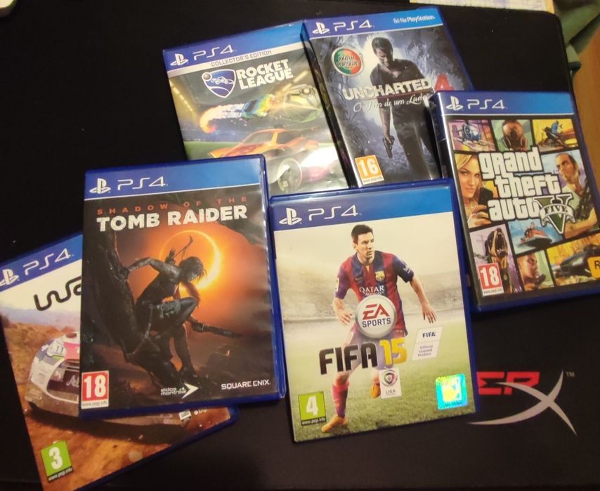 Ps4 com comandos e jogos
