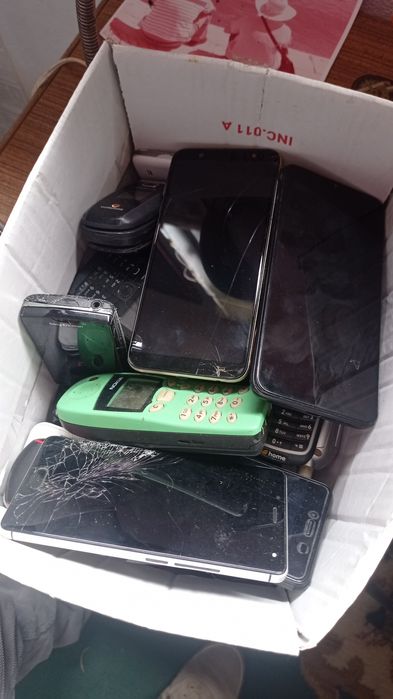 Vinte e cinco telemóveis