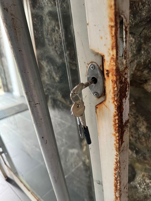 Porta montra em ferro