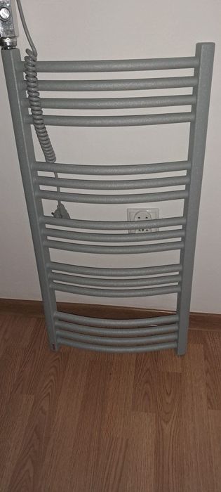 Grzejnik łazienkowy drabinkowy elektryczny.