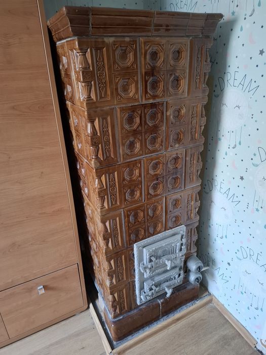 Piec kaflowy z grzałką elektryczną