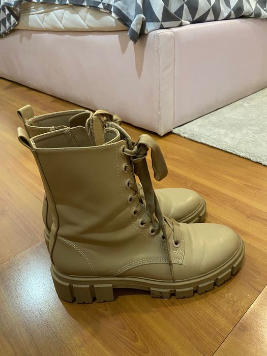 Botas beje novas da marca Stradivarius tam: 40