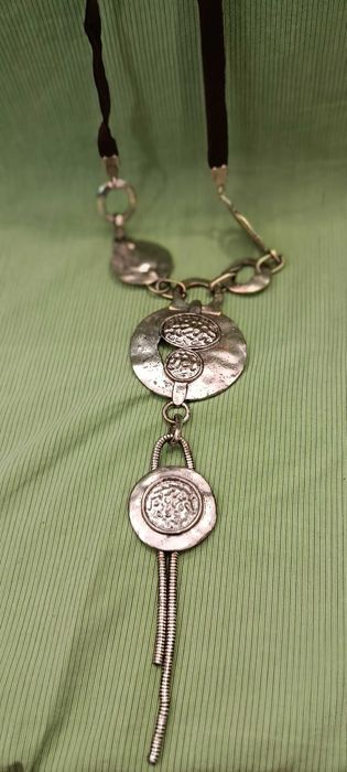Colar com decorações em metal