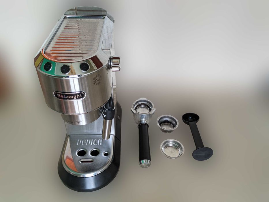 Ріжкова кавоварка DeLonghi EC 685 M Dedica